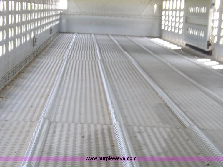 image for item J6910 1999 Wilson SAL-302 livestock trailer