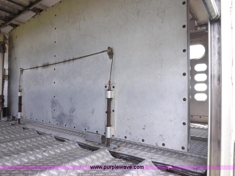 image for item J6910 1999 Wilson SAL-302 livestock trailer