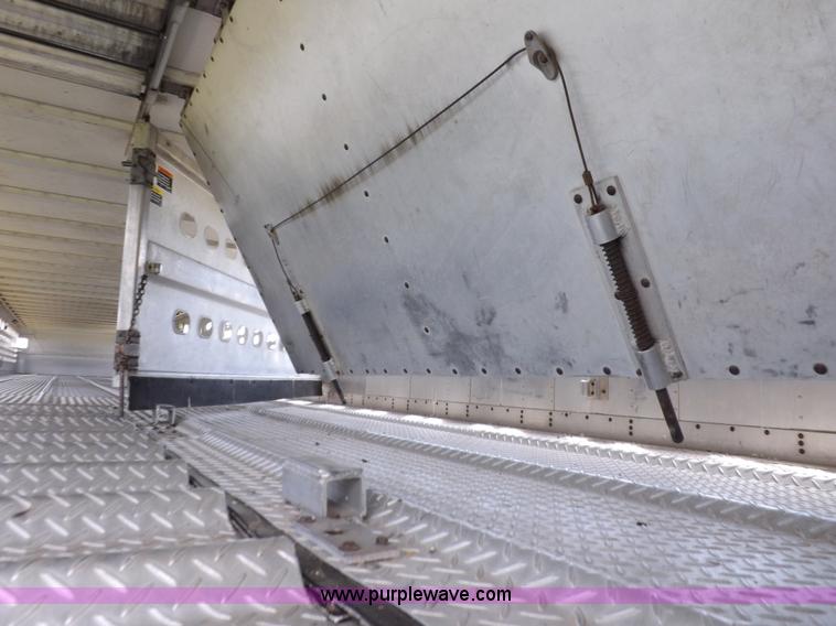 image for item J6910 1999 Wilson SAL-302 livestock trailer