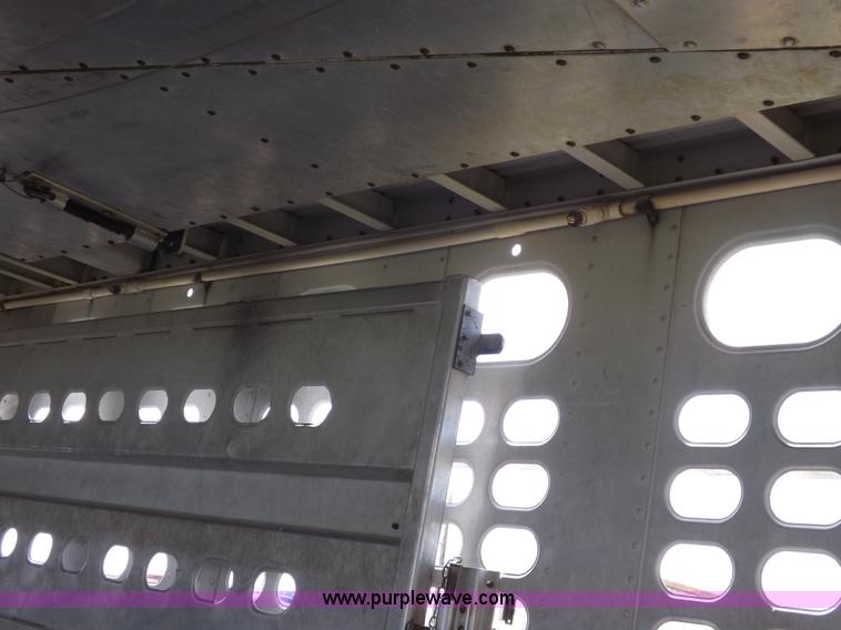 image for item J6910 1999 Wilson SAL-302 livestock trailer