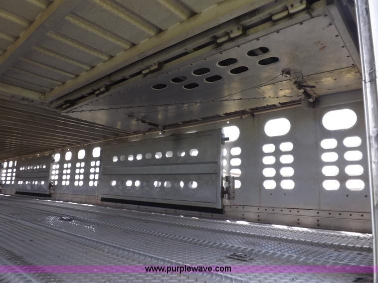 image for item J6910 1999 Wilson SAL-302 livestock trailer