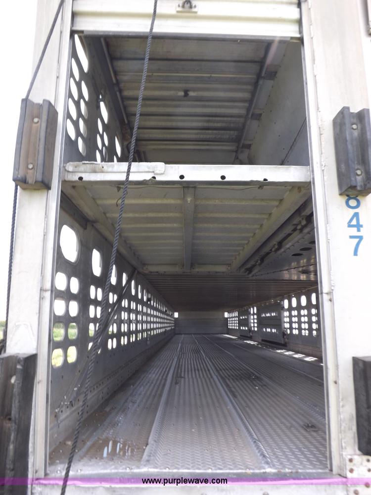 image for item J6910 1999 Wilson SAL-302 livestock trailer