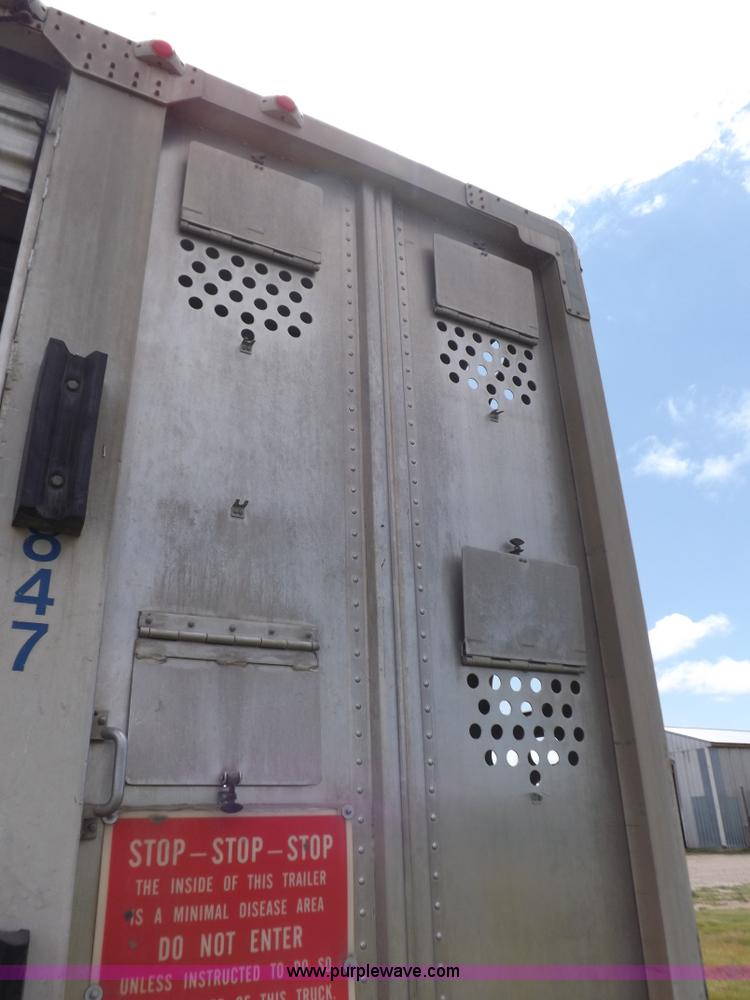 image for item J6910 1999 Wilson SAL-302 livestock trailer