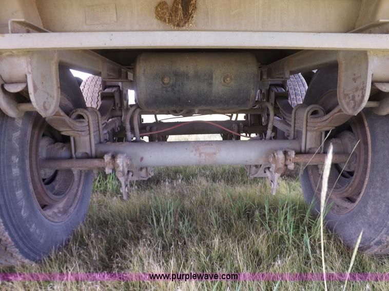 image for item J6910 1999 Wilson SAL-302 livestock trailer