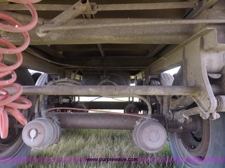 image for item J6910 1999 Wilson SAL-302 livestock trailer