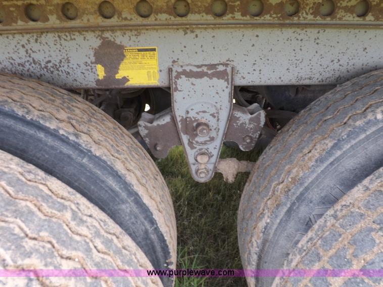 image for item J6910 1999 Wilson SAL-302 livestock trailer