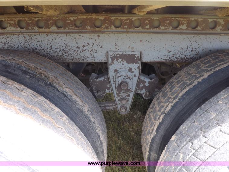 image for item J6910 1999 Wilson SAL-302 livestock trailer