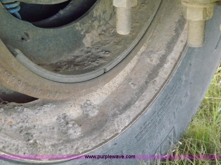 image for item J6910 1999 Wilson SAL-302 livestock trailer