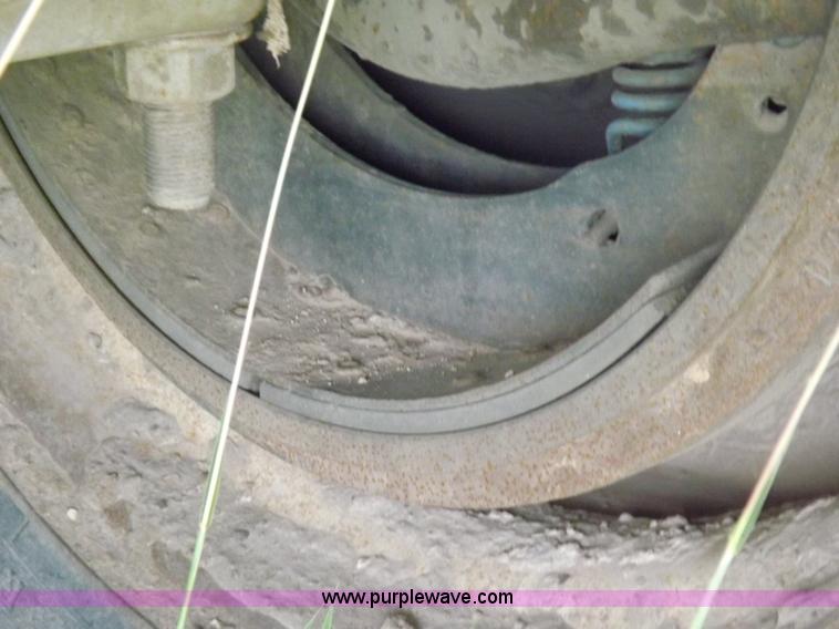 image for item J6910 1999 Wilson SAL-302 livestock trailer