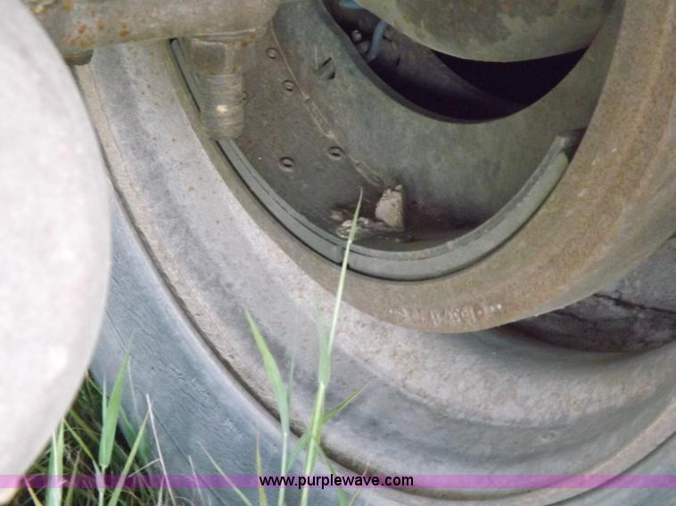 image for item J6910 1999 Wilson SAL-302 livestock trailer