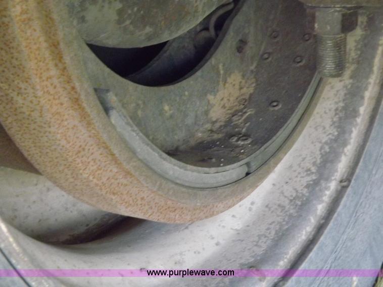 image for item J6910 1999 Wilson SAL-302 livestock trailer