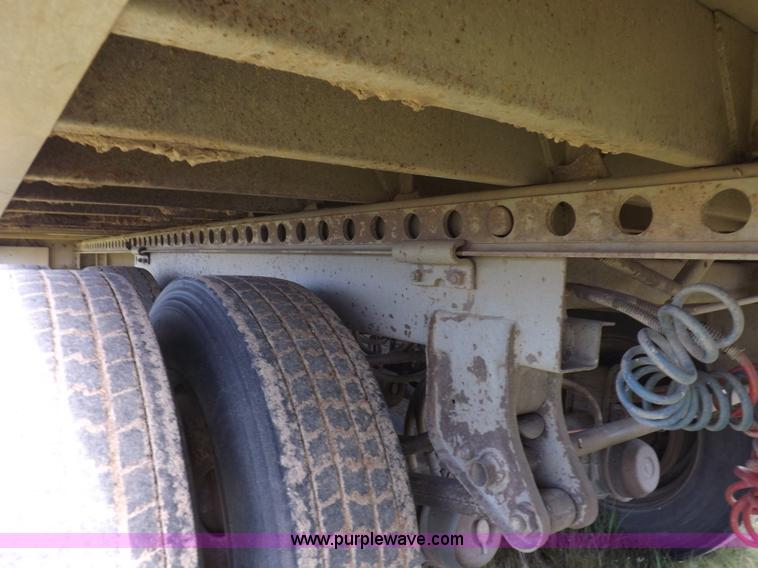 image for item J6910 1999 Wilson SAL-302 livestock trailer