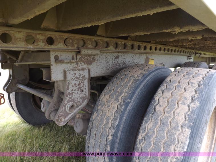 image for item J6910 1999 Wilson SAL-302 livestock trailer