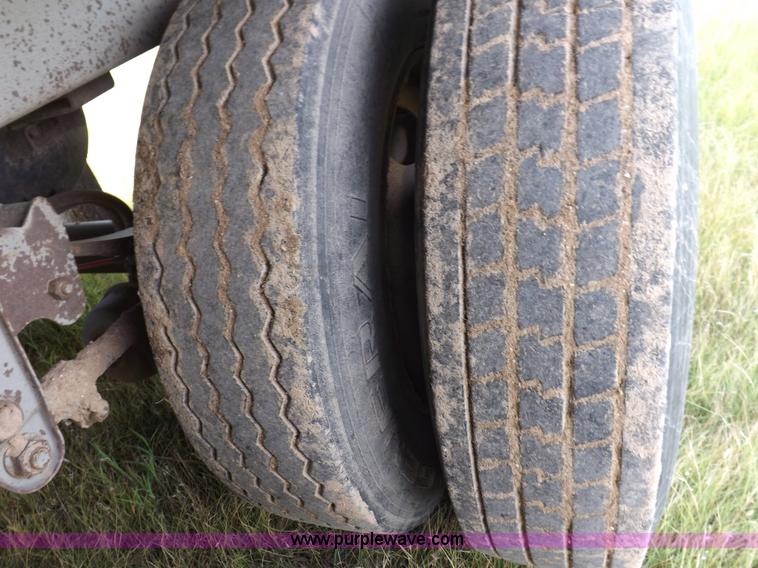 image for item J6910 1999 Wilson SAL-302 livestock trailer