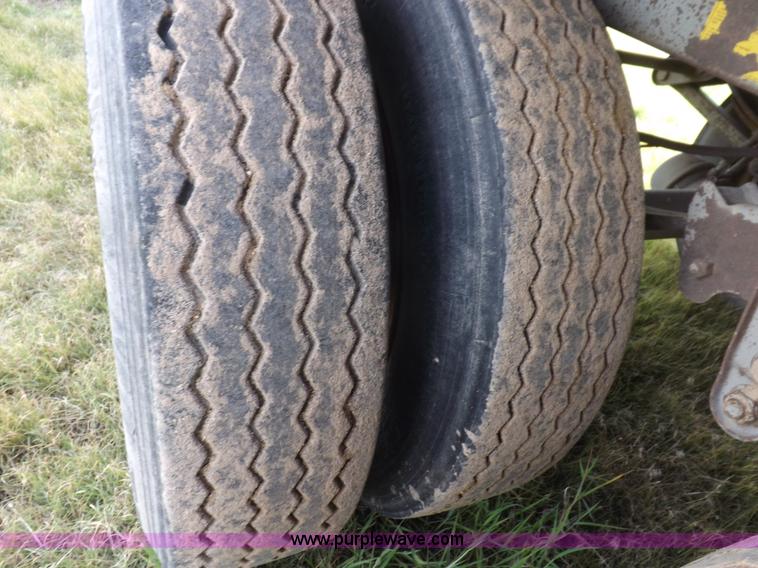 image for item J6910 1999 Wilson SAL-302 livestock trailer