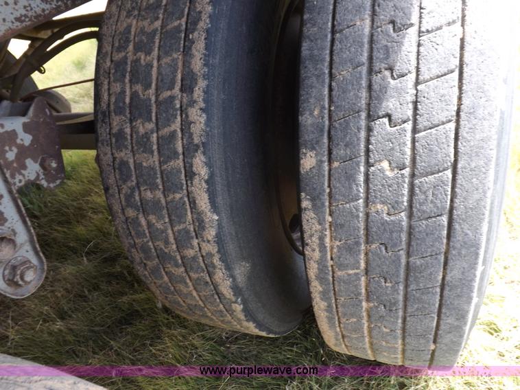 image for item J6910 1999 Wilson SAL-302 livestock trailer