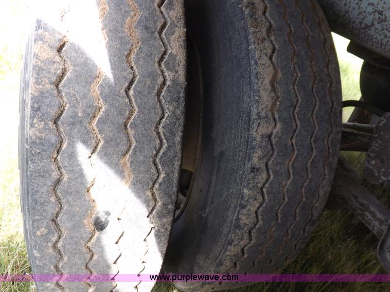 image for item J6910 1999 Wilson SAL-302 livestock trailer