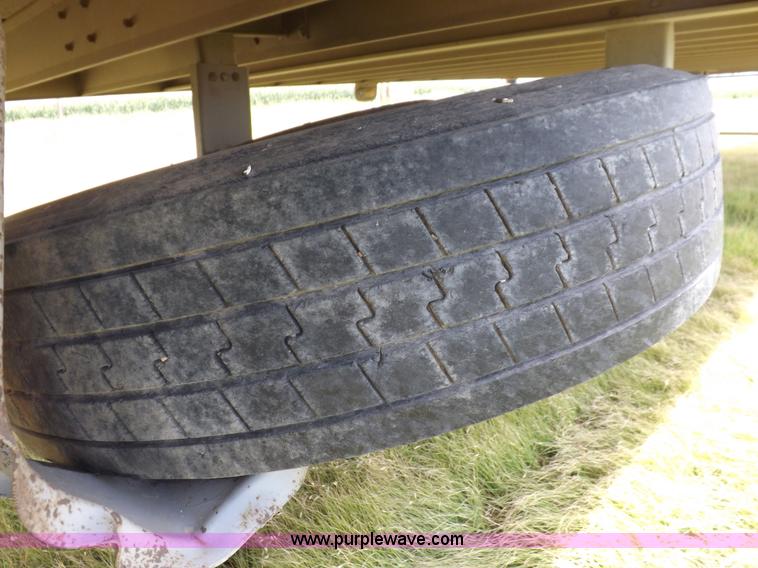 image for item J6910 1999 Wilson SAL-302 livestock trailer