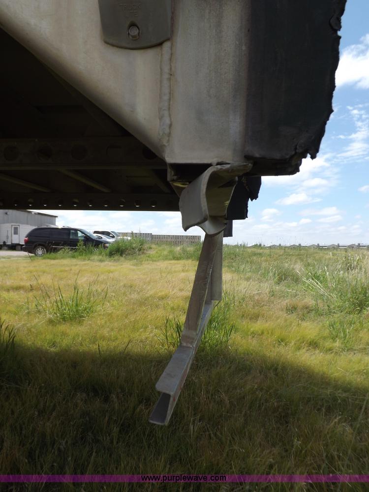 image for item J6910 1999 Wilson SAL-302 livestock trailer