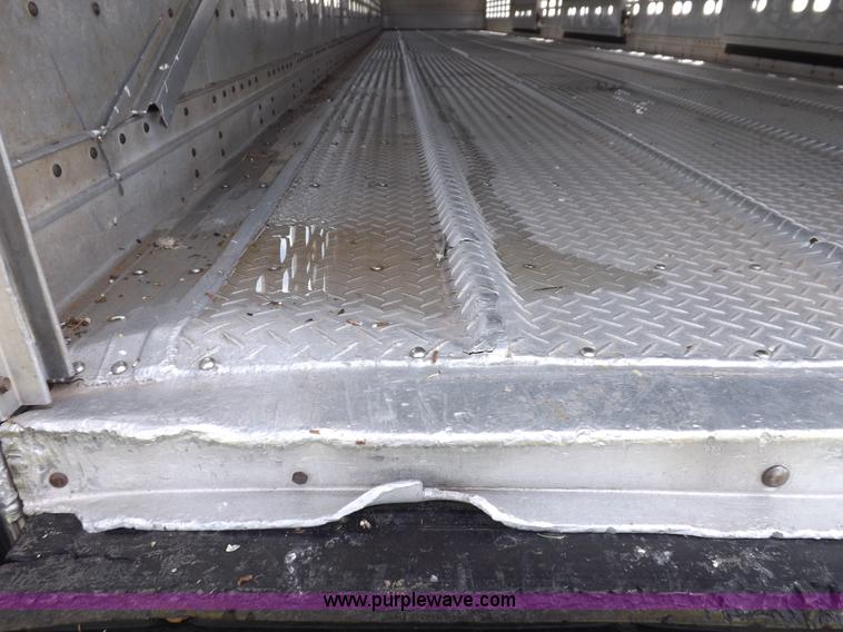 image for item J6910 1999 Wilson SAL-302 livestock trailer