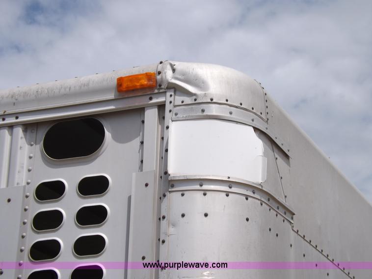 image for item J6910 1999 Wilson SAL-302 livestock trailer