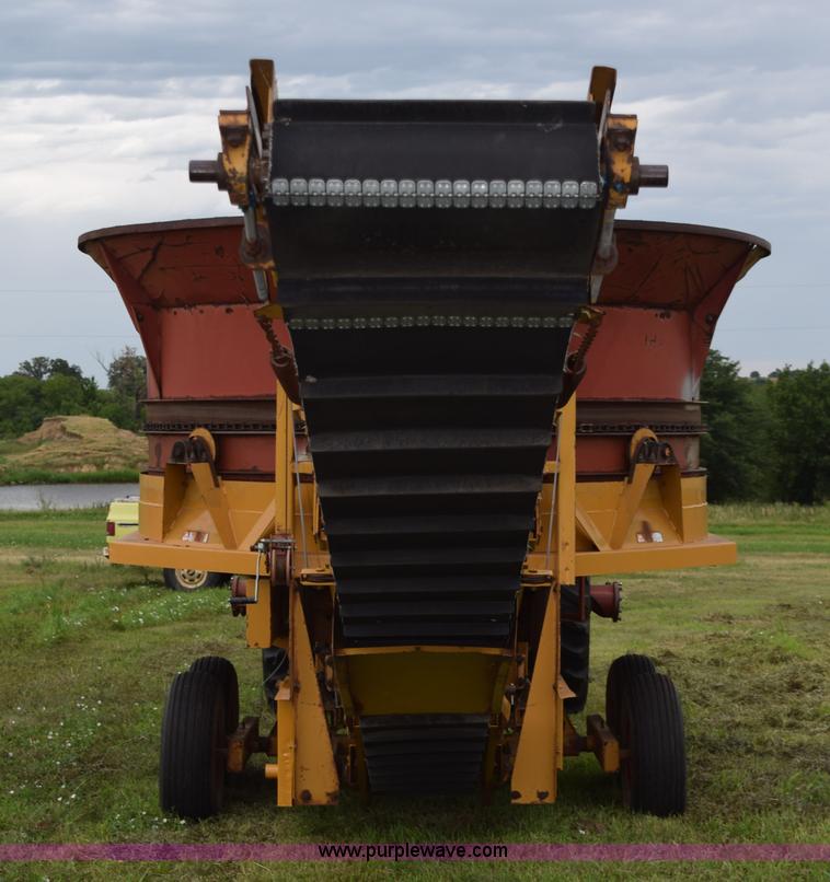 image for item K6180 1988 HayBuster H1100 tub grinder