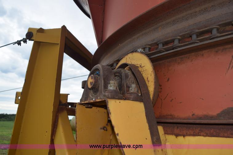 image for item K6180 1988 HayBuster H1100 tub grinder