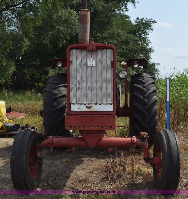 image for item K6246 Farmall 806 tractor