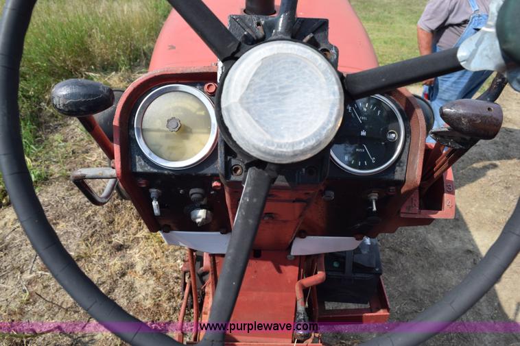 image for item K6246 Farmall 806 tractor