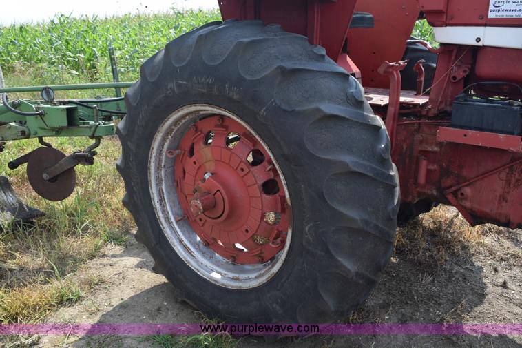 image for item K6246 Farmall 806 tractor