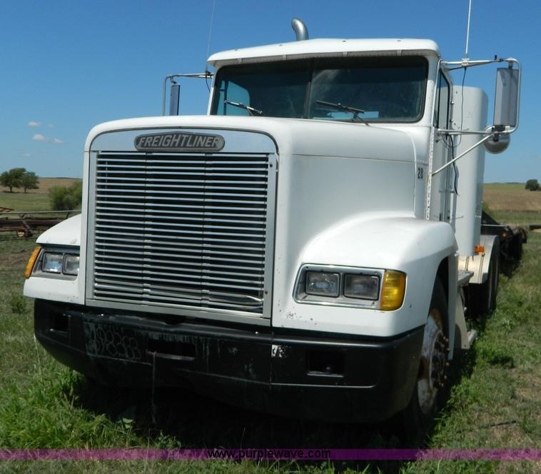image for item K8163 1993 Freightliner FLD semi truck