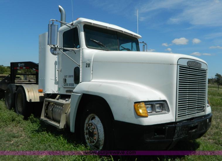 image for item K8163 1993 Freightliner FLD semi truck
