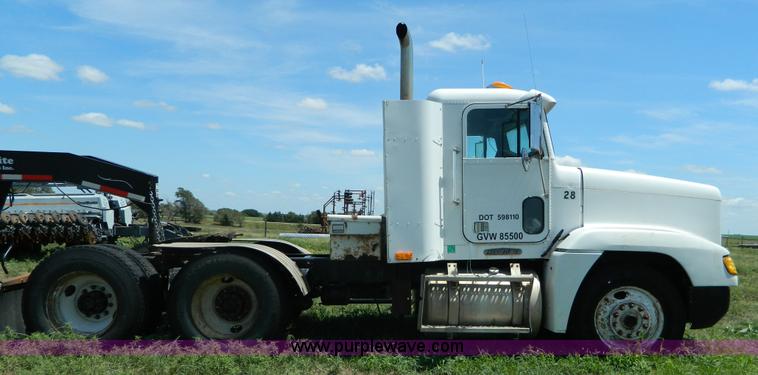 image for item K8163 1993 Freightliner FLD semi truck