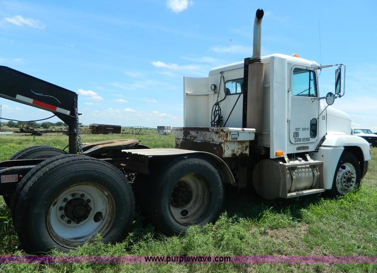 image for item K8163 1993 Freightliner FLD semi truck