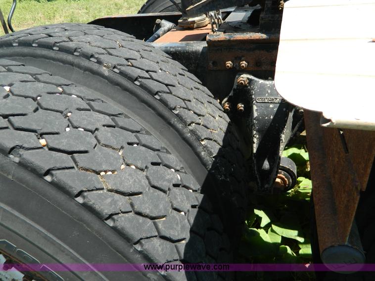 image for item K8163 1993 Freightliner FLD semi truck