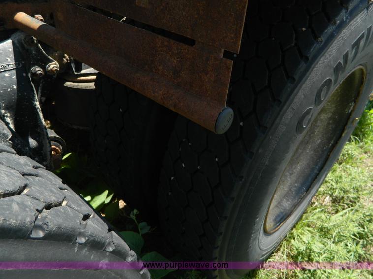 image for item K8163 1993 Freightliner FLD semi truck