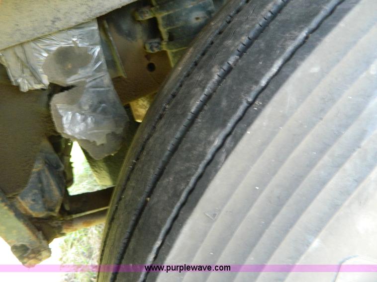 image for item K8163 1993 Freightliner FLD semi truck