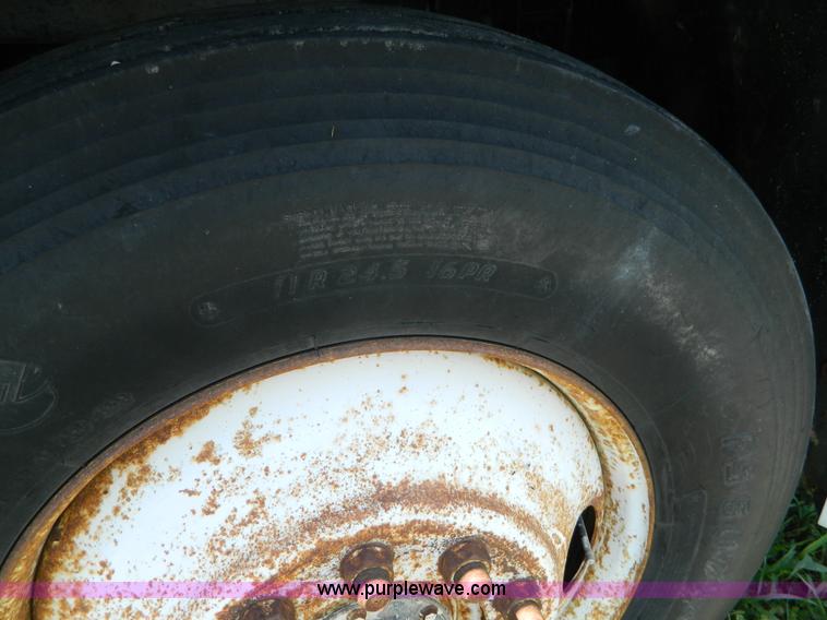 image for item K8163 1993 Freightliner FLD semi truck