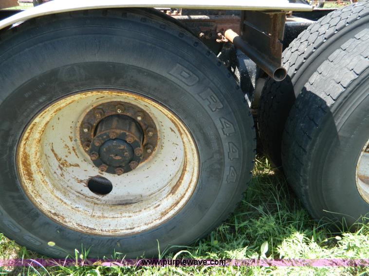 image for item K8163 1993 Freightliner FLD semi truck