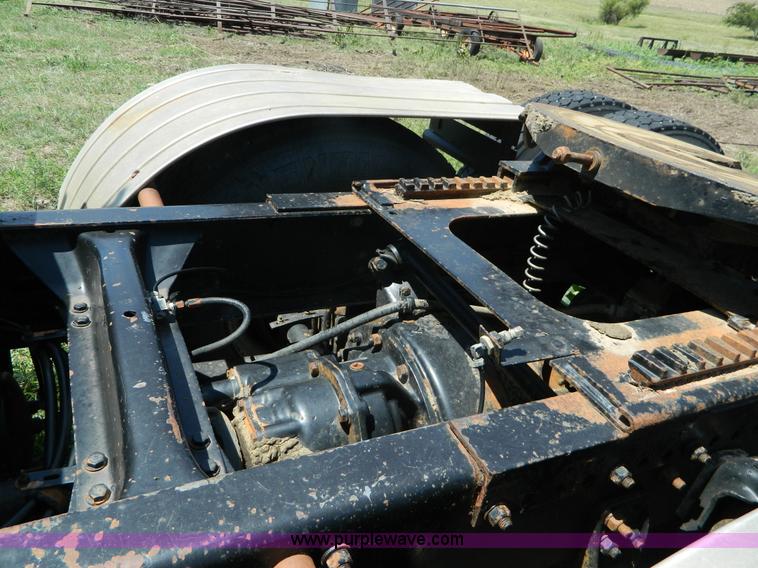 image for item K8163 1993 Freightliner FLD semi truck