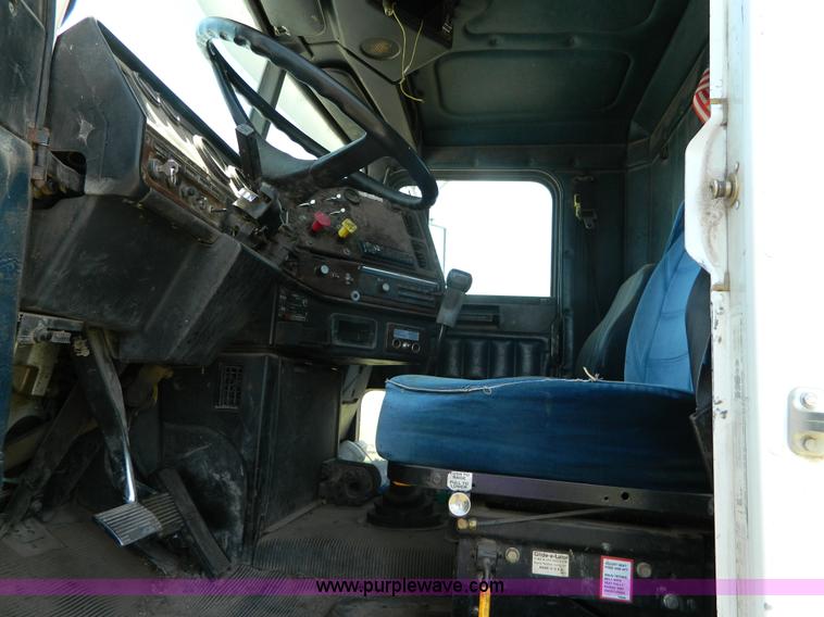 image for item K8163 1993 Freightliner FLD semi truck