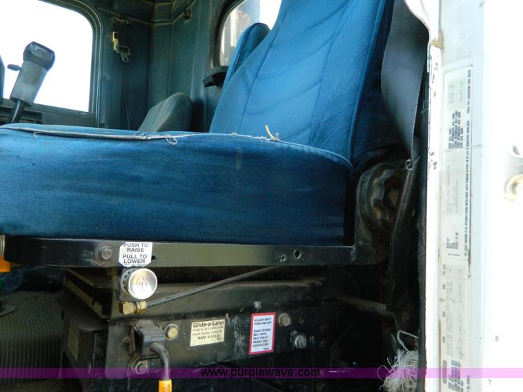 image for item K8163 1993 Freightliner FLD semi truck