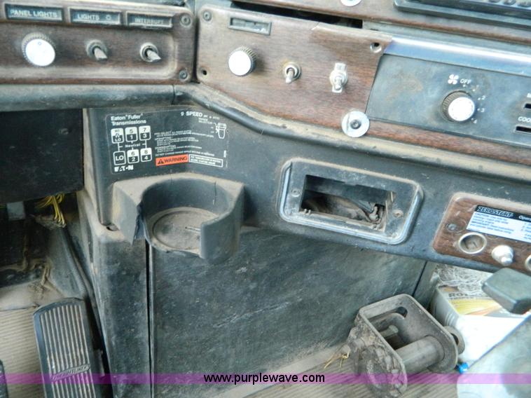 image for item K8163 1993 Freightliner FLD semi truck