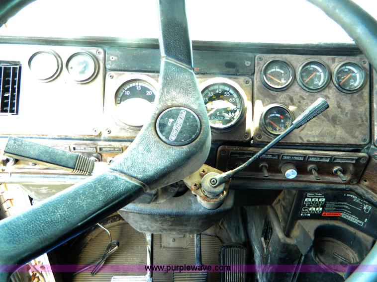 image for item K8163 1993 Freightliner FLD semi truck