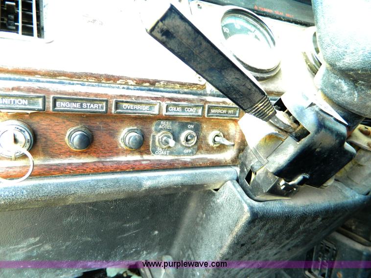 image for item K8163 1993 Freightliner FLD semi truck