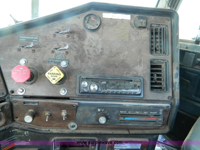 image for item K8163 1993 Freightliner FLD semi truck