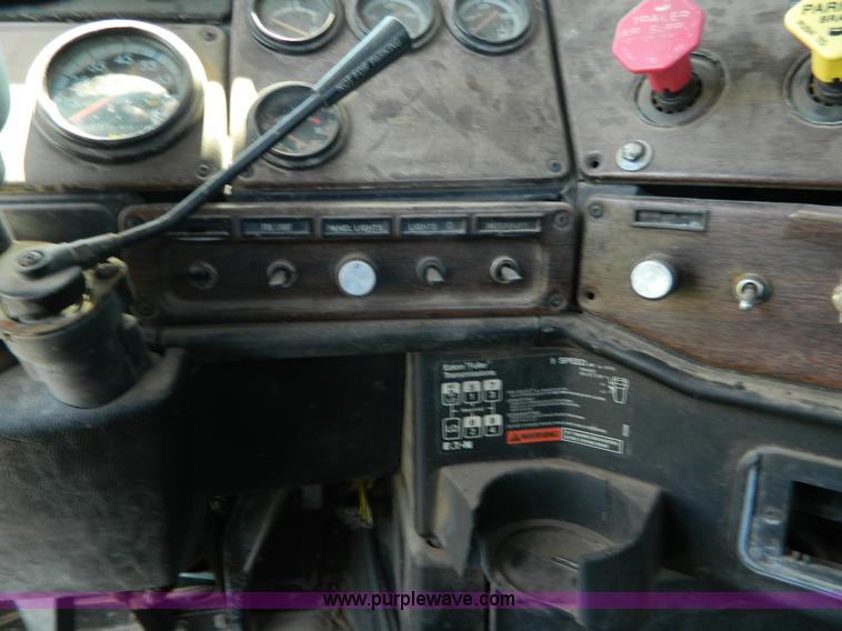 image for item K8163 1993 Freightliner FLD semi truck