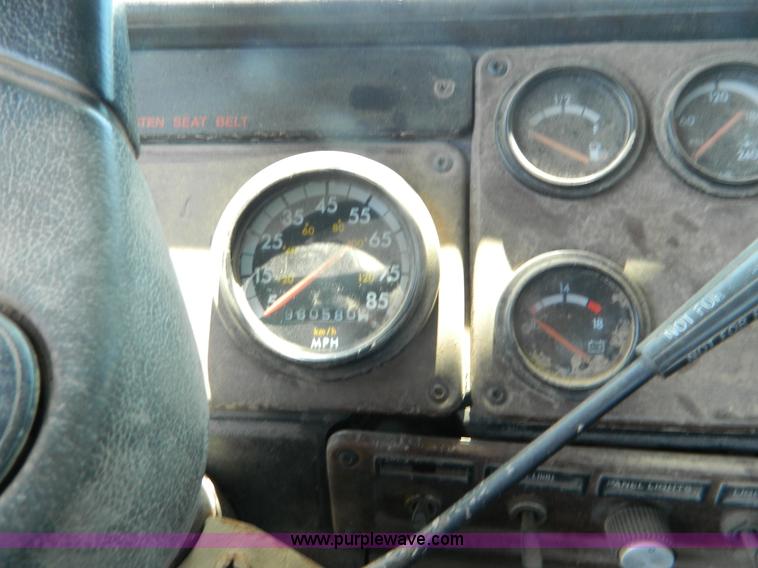 image for item K8163 1993 Freightliner FLD semi truck