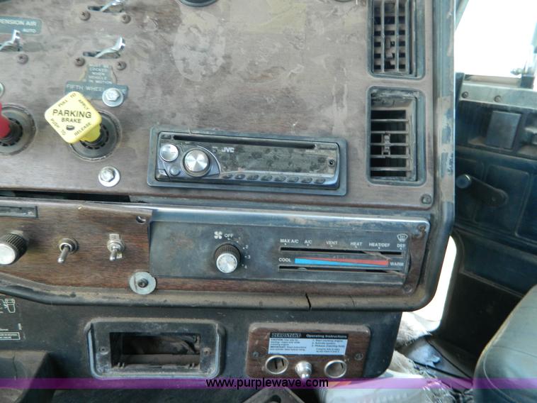 image for item K8163 1993 Freightliner FLD semi truck