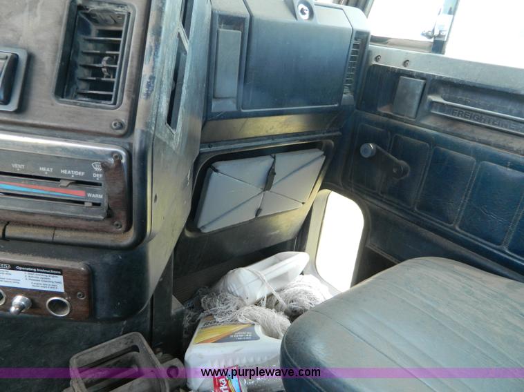 image for item K8163 1993 Freightliner FLD semi truck
